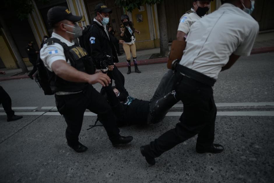Durante la protesta del s&aacute;bado 21 de noviembre, hubo 32 capturados, 30 ya est&aacute;n libres. (Foto: Archivo/Soy502)
