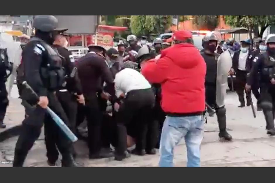 En las imágenes se observa como entre varios agentes logran llevar al suelo a un hombre. (Foto: captura pantalla)&nbsp;