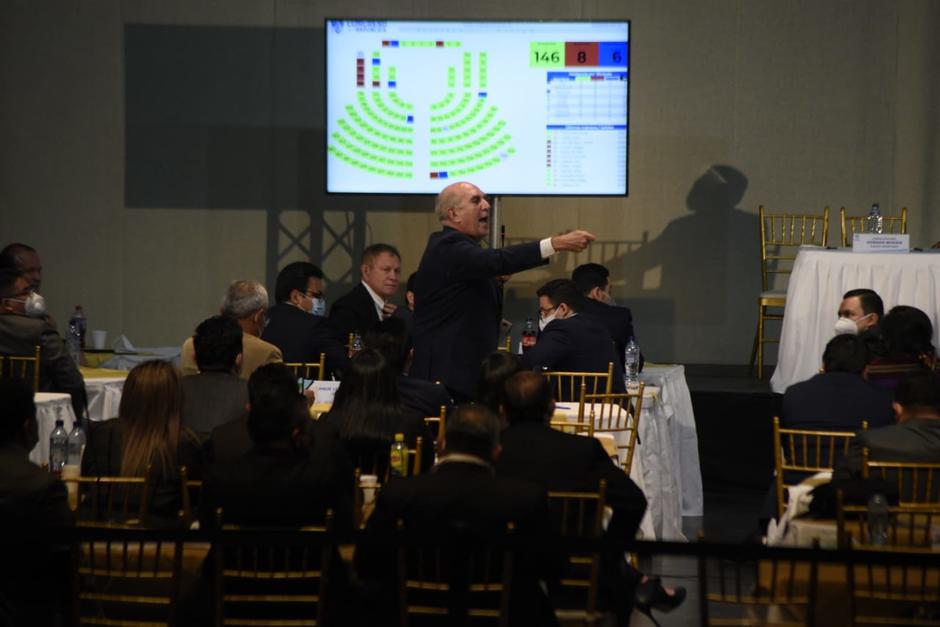 Taracena señaló que Giammattei ha comprado la voluntad de varios diputados. (Foto: Wilder López/Soy502)