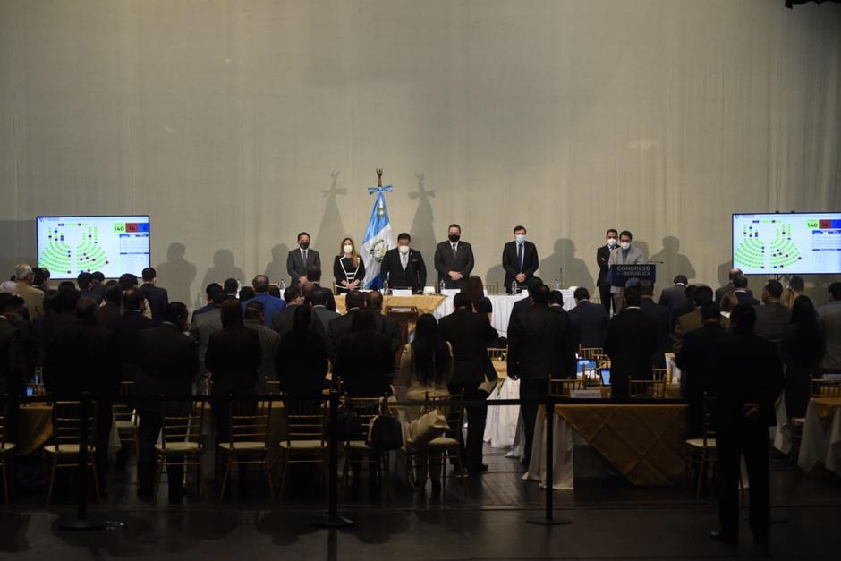 Los diputados se reunieron en el Centro Cultural Miguel Ángel Asturias debido a los daños sufridos por el Congreso durante los disturbios del sábados. (Foto: Wilder López/Soy502)