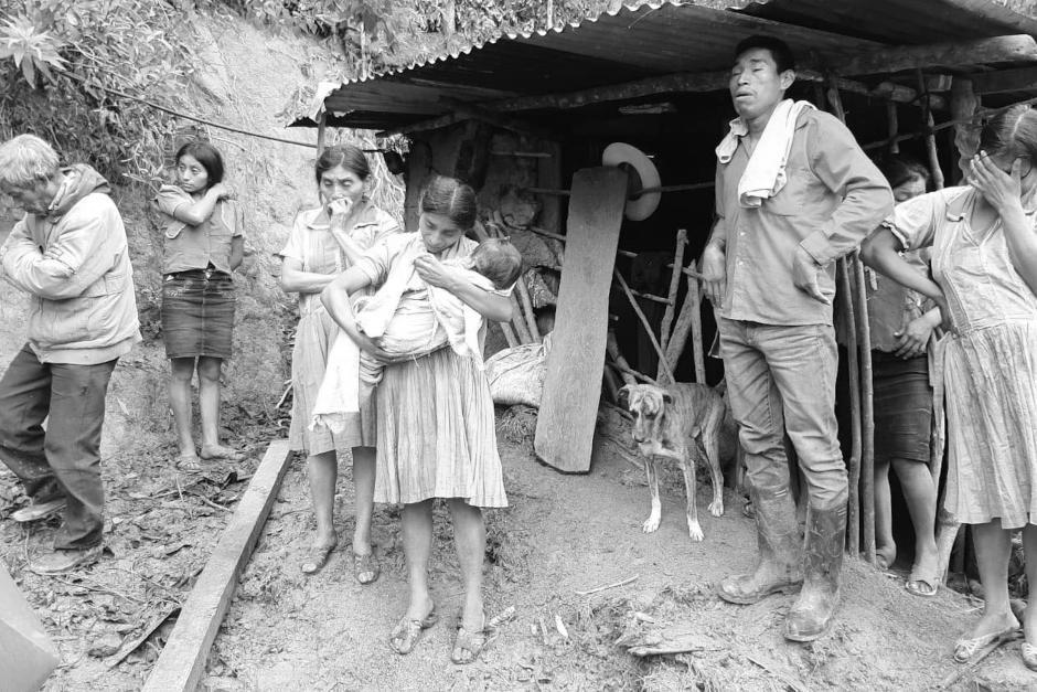 La madre de la nena fallecida en Jocotán la abraza y familiares la acompañan. (Foto: Facebook Antigua al Rescate)&nbsp;