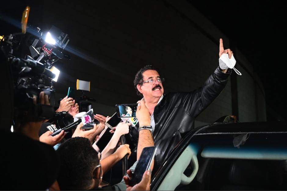 El expresidente hondureño, Manuel Zelaya, aseguró en el aeropuerto que el dinero no era suyo. (Foto: AFP)