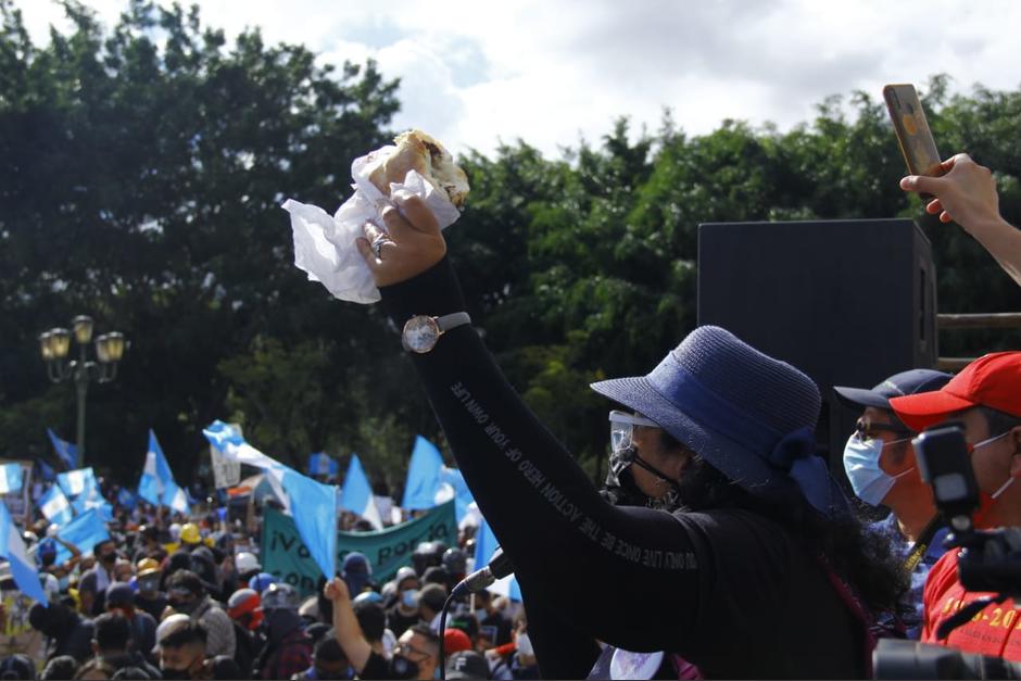 Los panes con frijol están siendo usados como símbolo de protesta este sábado. (Foto: Alexis Batres/Soy502)