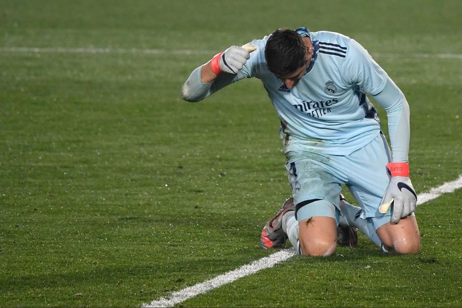 Thibuat Courtois se equivoc&oacute; en el segundo gol del Alav&eacute;s. (Foto: AFP)