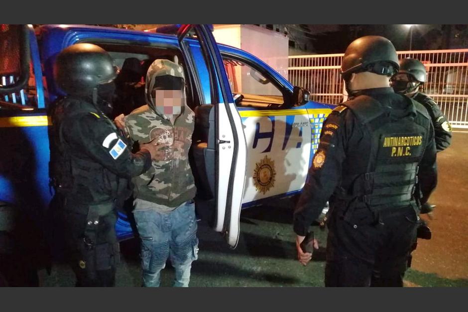 El detenido es señalado de quemar un bus frente al Palacio Nacional de la Cultura y de agredir a agentes de la PNC. (Foto: PNC)