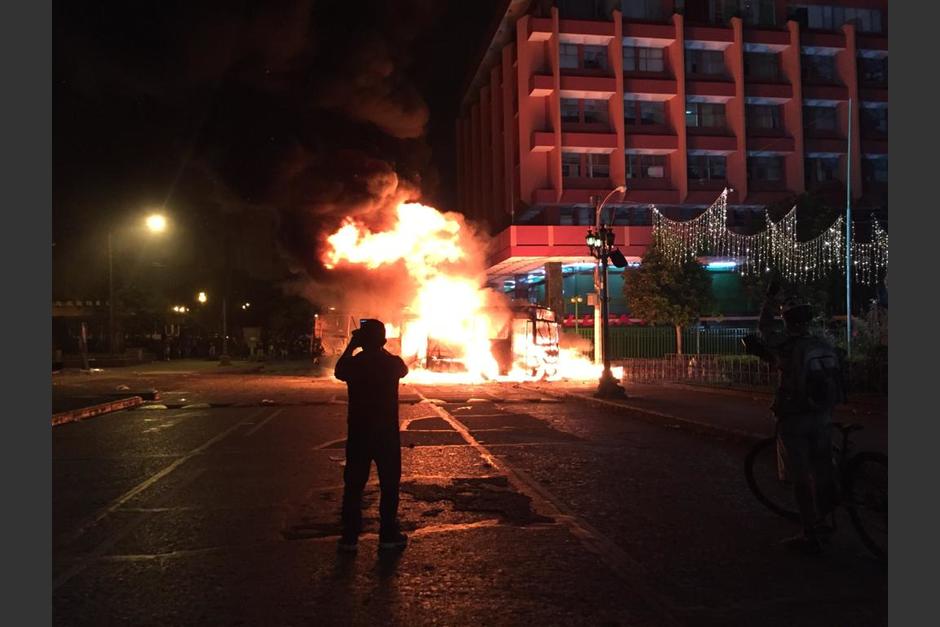 Manifestantes pacíficos señalaron que quienes provocaron los disturbios eran infiltrados. (Foto: Wilder López/Soy502)