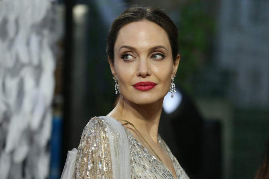 Angelina Jolie y su personaje en "Alicia en el País de las Maravillas". (Foto: AFP)&nbsp;