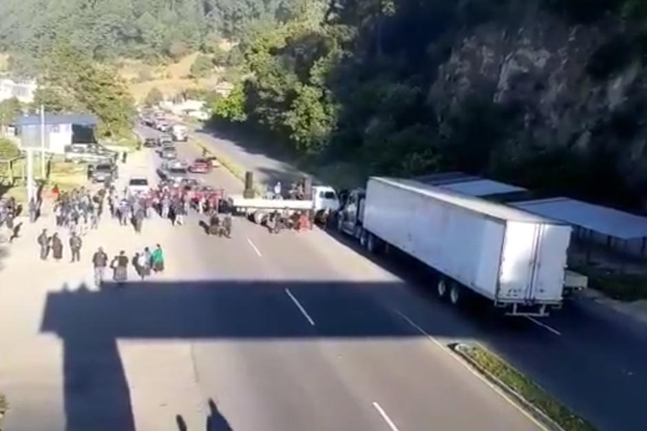 Pobladores de Sololá realizan cuatro bloqueos en la ruta Interamericana como medida de protesta para exigir la renuncia de Alejandro Giammattei. (Foto: Stereo100)