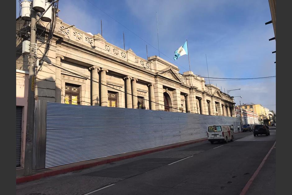 Las l&aacute;minas fueron instaladas frente al Congreso desde la noche del viernes. (Foto: cortes&iacute;a Jos&eacute; Castro)