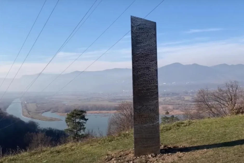 Encuentran un monolito metálico en Rumania similar a uno hallado en Uta, Estados Unidos. (Foto: Youtube)