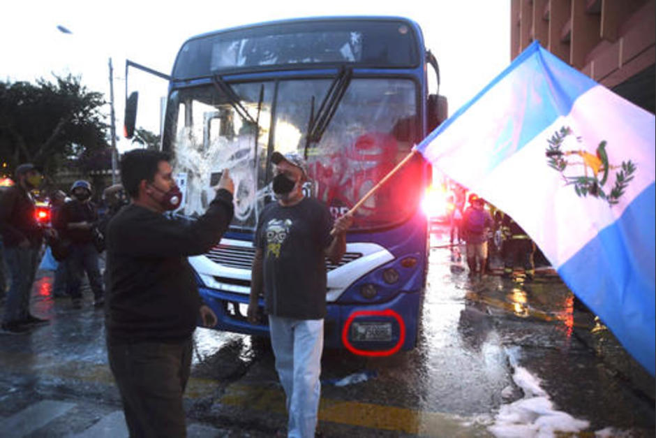 El bus fue movilizado a las cercanías del Palacio Nacional a eso de las 17:12 horas. (Foto: Wilder López/Soy502)&nbsp;