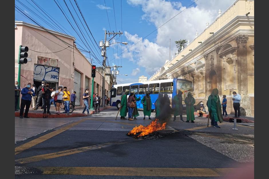 Los encapuchados dijeron ser estudiantes de la Usac. (Foto: José Miguel Castañeda/Soy502)