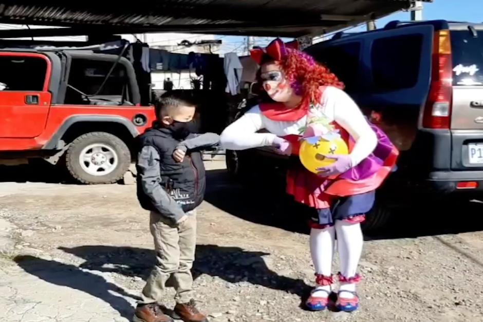La maestra&nbsp;Lissy Cabrera sorprende a sus alumnos de p&aacute;rvulos en este D&iacute;a del Ni&ntilde;o. (Foto: captura de video)