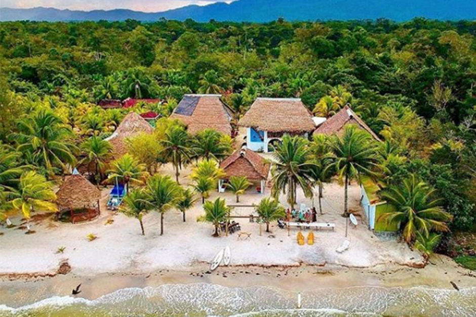 Punta de Palma es una de las playas más visitadas en Izabal (Fotografía: Instagram @droneandoandogt)