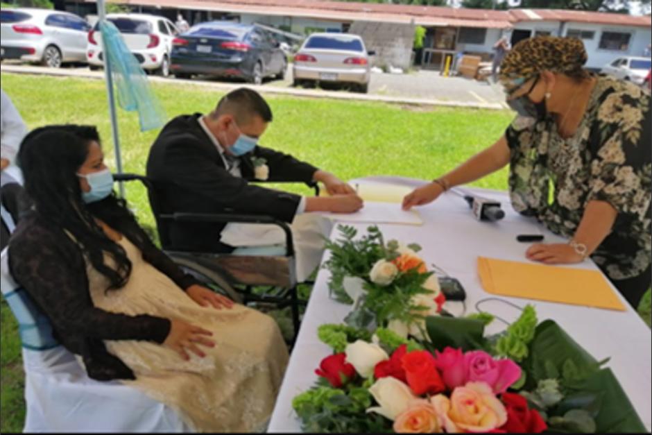 La pareja se casó en las instalaciones del hospital, luego de un fuerte accidente. (Foto: Noticias Igss)