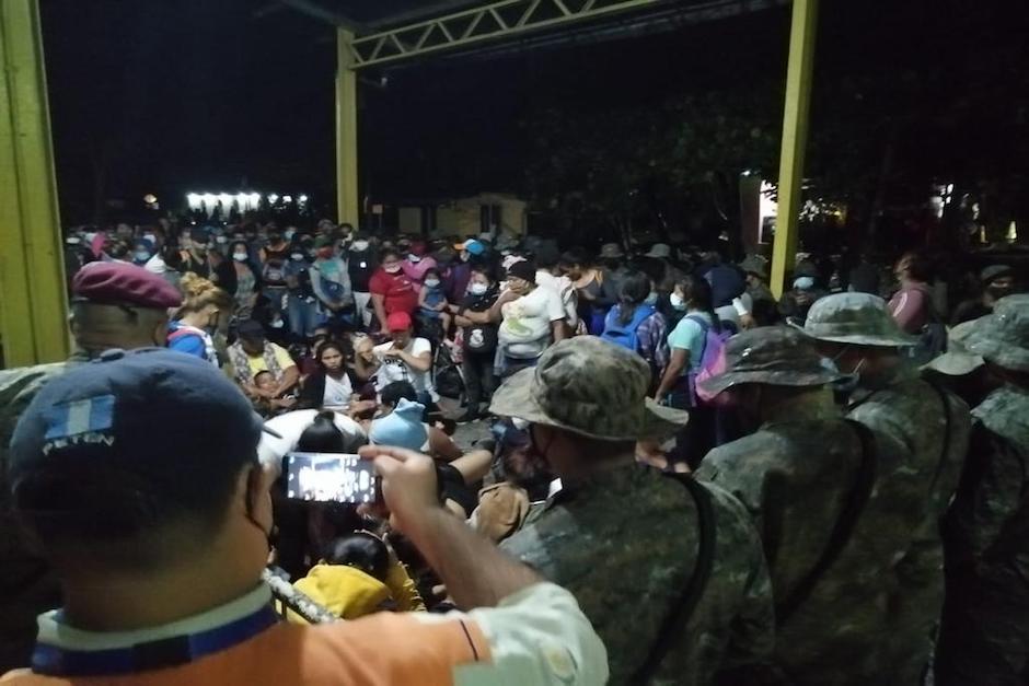 Un video muestra el altercado que tuvieron hondure&ntilde;os con militares, que les imped&iacute;an el paso (Foto: PDH)
