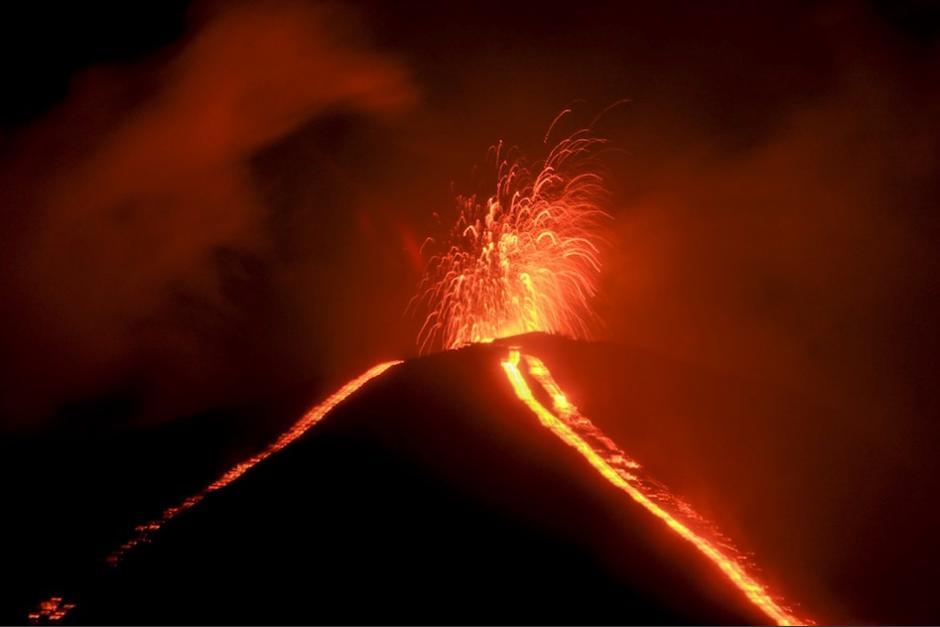 Una fotografía de exposición de 20 minutos revela rastros de estrellas en el Volcán de Pacaya. (Foto ilustrativa: AFP)