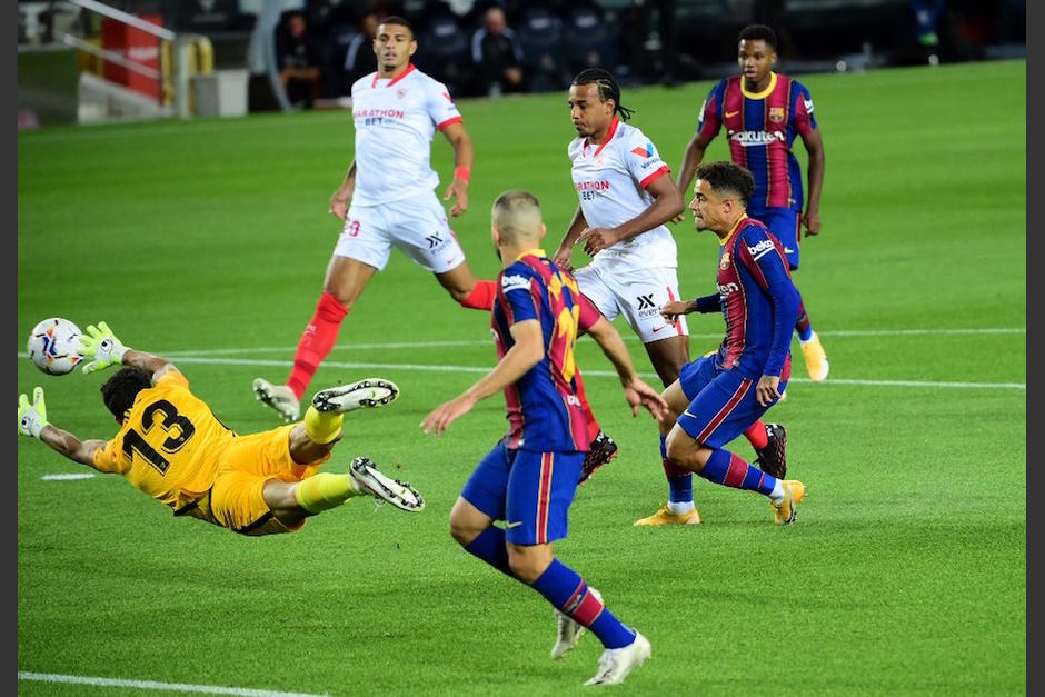 Coutinho anot&oacute; el gol del empate al minuto 9 ante el Sevilla. (Foto: AFP)