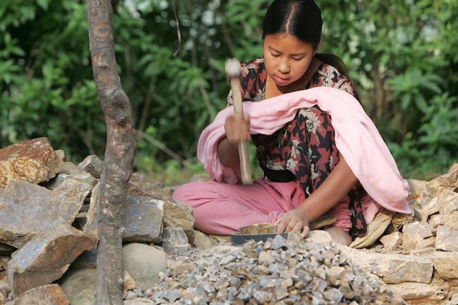 Las menores eran obligadas a laborar en una f&aacute;brica, realizar trabajos de construcci&oacute;n y cuidar al beb&eacute; de la pareja (Foto: ilustrativa: la vanguardia)