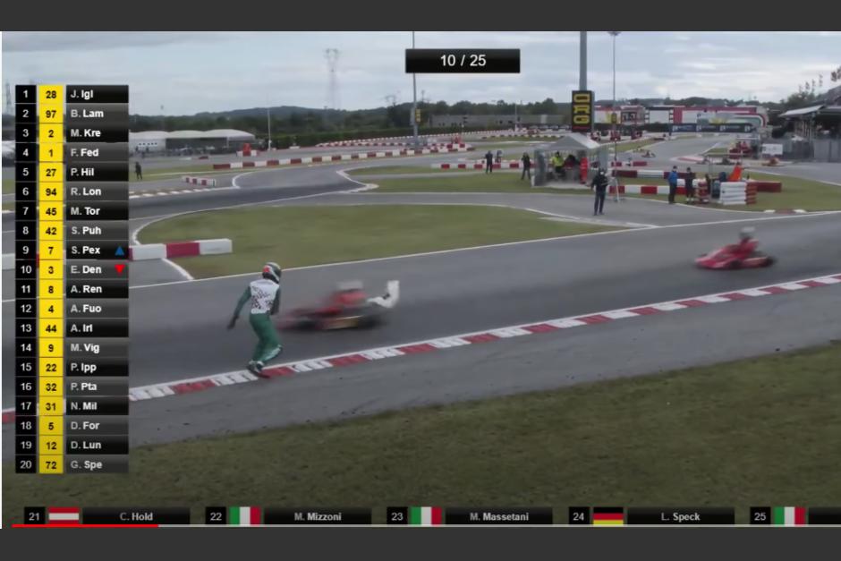 La agresión quedó registrada en la transmisión y causó sorpresa e indignación por la poca deportividad del piloto. (Captura Video)