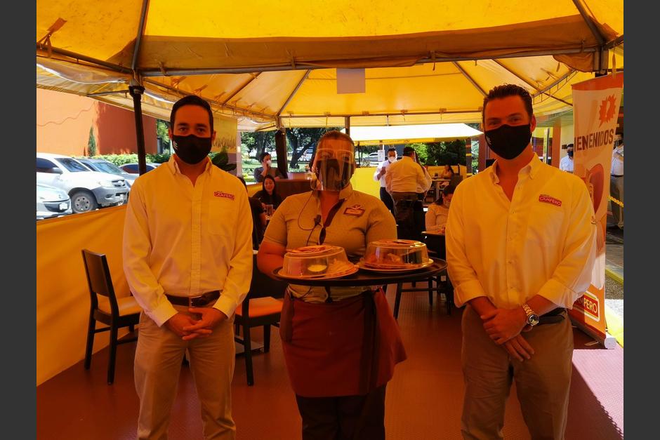 Juan Carlos Cifuentes, gerente de mercadeo de Pollo Campero Guatemala; y Juan Diego Toriello, gerente Sr. de Operaciones para Pollo Campero Guatemala.&nbsp;(Fotograf&iacute;a: Fernando Pinetta)