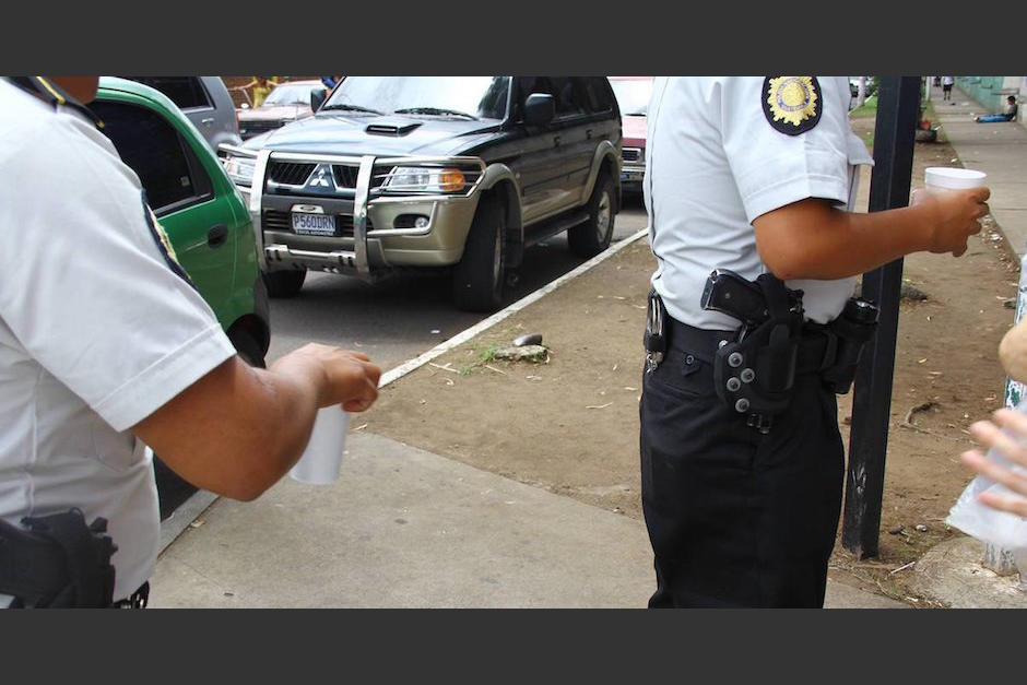 Agentes de la PNC son grabados cuando aparentemente reciben un soborno en Escuintla. (Foto: Archivo/Soy502)