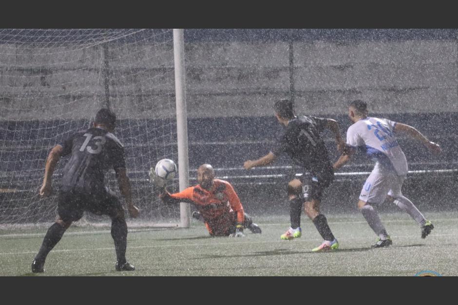 El portero Denis Espinoza logra evitar que Jesús López marcara el gol para los guatemaltecos. (Foto: Federación Nicaragüense de Fútbol)
