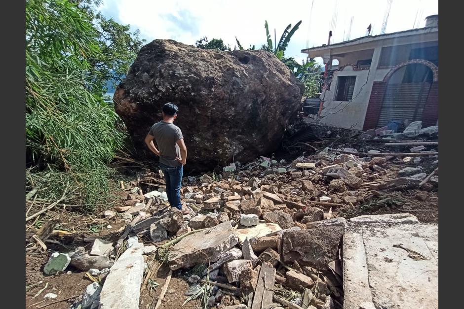 Vecino observa la magnitud de la roca que destruyó seis viviendas y otras más quedaron con serios daños. (Foto: Wilder López/Soy502)