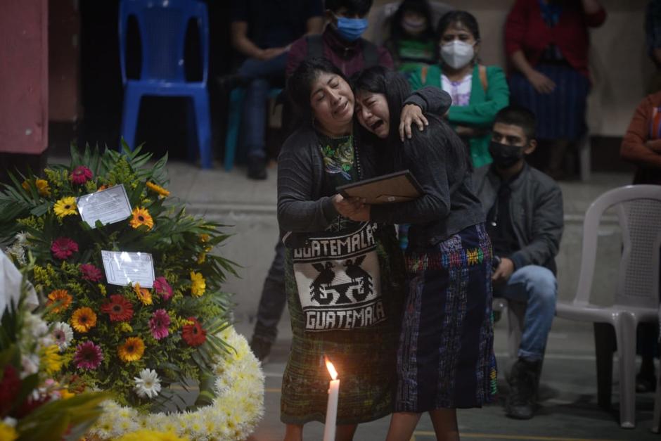 Madre e hija lloran desconsoladas por el fallecimiento de su padre, Narciso Puzul Mendoza, una de las víctimas del deslizamiento en San Marcos La Laguna, Sololá. (Foto: Wilder López/Soy502)