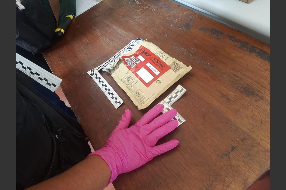 Esta era la envoltura de la sustancia ilícita que simulaba ser cristales de cuarzo. (Foto: Comunicación Social de Correos y Telégrafos)&nbsp;