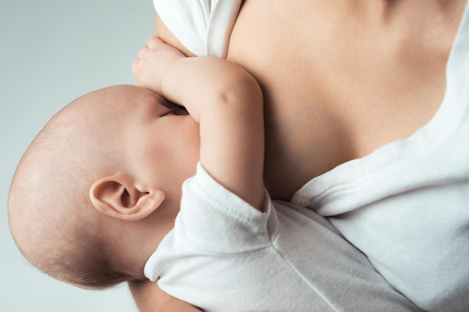 La joven madre compartió una foto donde aparece tomando las clases y alimentando a su pequeña hija. (Foto: Shutterstock)