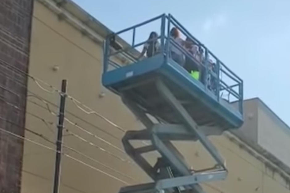 Un grupo de mujeres alquiló una grúa para visitar a una amiga que lucha contra el cáncer en el hospital. (Foto: Youtube)