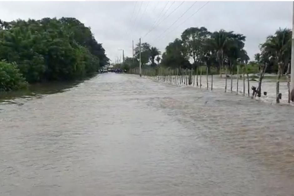 Vista de la carretera que conduce de Sayaxch&eacute; a Cob&aacute;n, cubierta por el agua del arroyo El Tamarindo. (Foto: captura de pantalla)&nbsp;