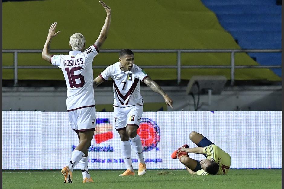 Santiago Arias se lesionó y la lesión generó temor entre los jugadores de Colombia y Venezuela. (Foto: AFP)