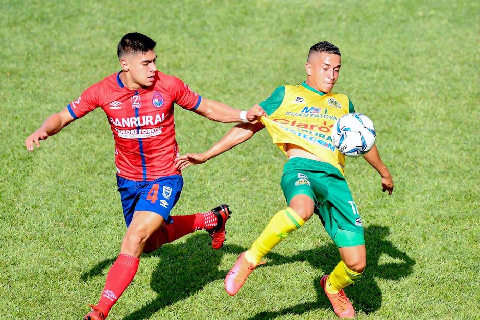 El partido estuvo cargado de varios pasajes violentos y pocas oportunidades de gol. (Foto: Sergio Mu&ntilde;oz/Nuestro Diario)