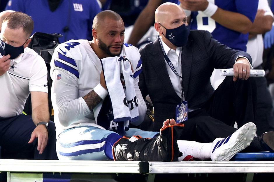 Dak Prescott sali&oacute; en camilla y las l&aacute;grimas de dolor revelaban el impacto de la lesi&oacute;n. (Foto: AFP)