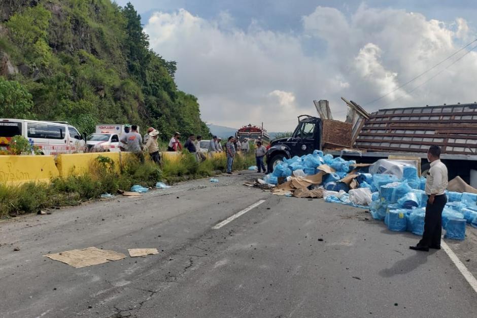 El piloto del cami&oacute;n fue el &uacute;nico herido. (Foto: Bomberos Voluntarios)&nbsp;