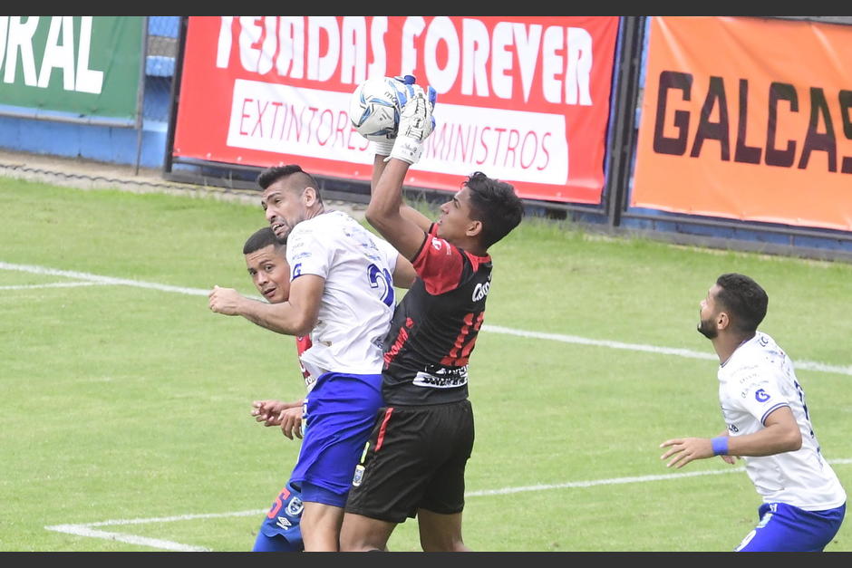 El joven portero dio positivo a Covid el 8 de octubre y este mi&eacute;rcoles defendi&oacute; la meta de los Rojos. (Foto: Abel Lima/Nuestro Diario)