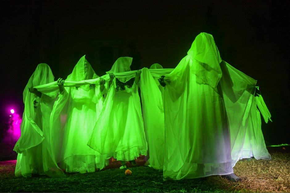 Una representaci&oacute;n de La Llorona en el Lago de Xochimilco. (Foto: AFP)