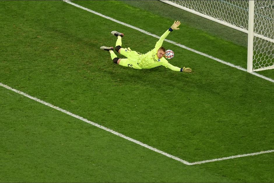 El portero&nbsp;Ethan Horvath desvió el balón con la espada para darle el empate transitorio al Zenit. (Foto: AFP)