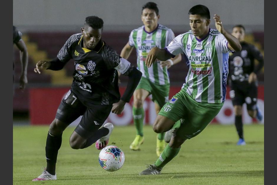 El encuentro se desarrolló en el maltratado césped del estadio Rommel Fernández de Panamá. (Foto: AFP)