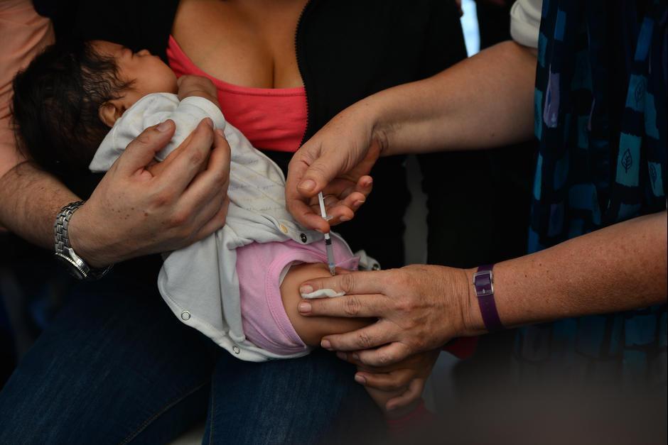 La vacunación infantil se vio afectada por el temor a contagiarse en centros asistenciales, explicó el mandatario. (Foto: Archivo/Soy502)