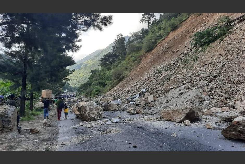 Un derrumbe de grandes proporciones limita el paso hacia La Mesilla, Huehuetenango. (Foto: Facebook/Yoamo Huehue)
