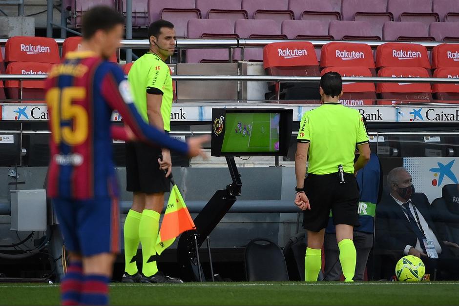 El VAR mostró la jugada al referí donde se cometió la falta sobre Sergio Ramos, pero no consideró el empujón del capitán del Real Madrid a Lenglet. (Foto: AFP)