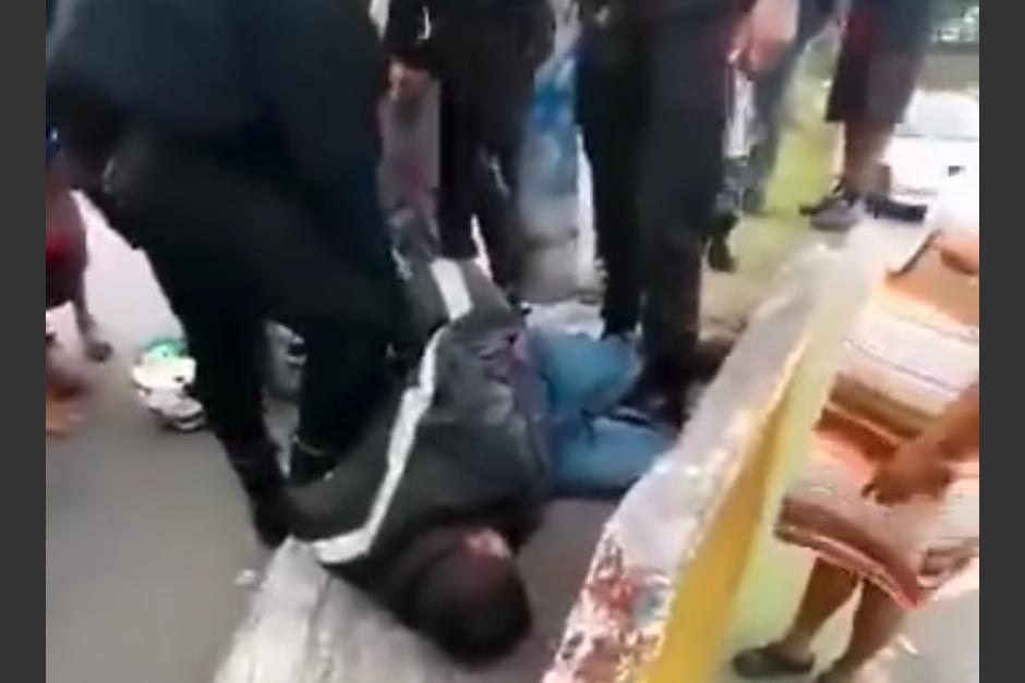 Presunto "motoladrón" es vapuleado a inmediaciones de El Trébol. (Foto: Captura de pantalla)