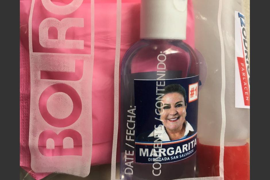 La diputada de oposición, Margarita Escobar, entregó alcohol en gel con su fotografía en el Salvador. (Foto: Twitter/@Escobarmarga)