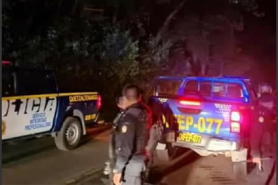 Agentes de la PNC fueron retenidos por pobladores luego de un incidente de tr&aacute;nsito. (Foto: La Voz de Xela)