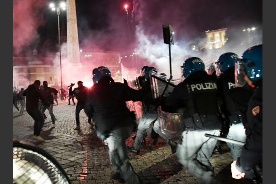 Manifestantes se enfrentan con la polic&iacute;a de Roma por las medidas puestas para contener el Covid-19. (Foto: AFP)
