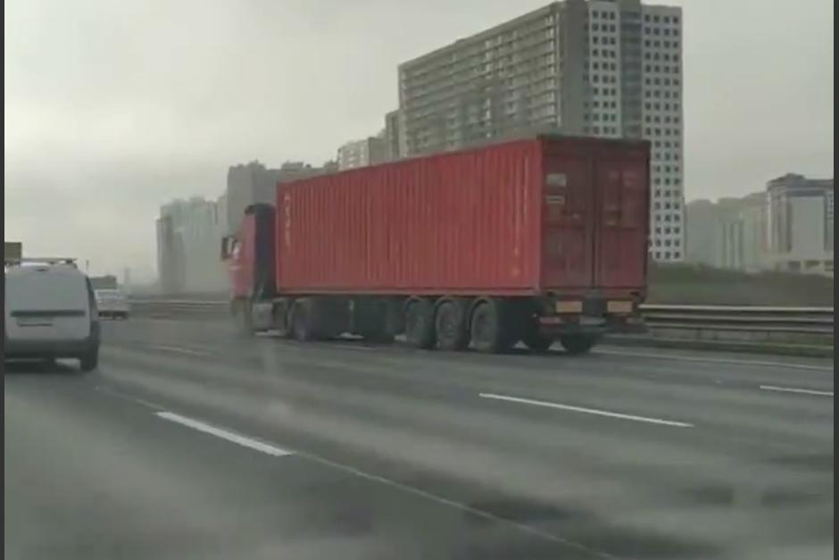 Un tráiler fue captado cuando era conducido por una persona que supuestamente falleció. (Foto: Captura de pantalla)