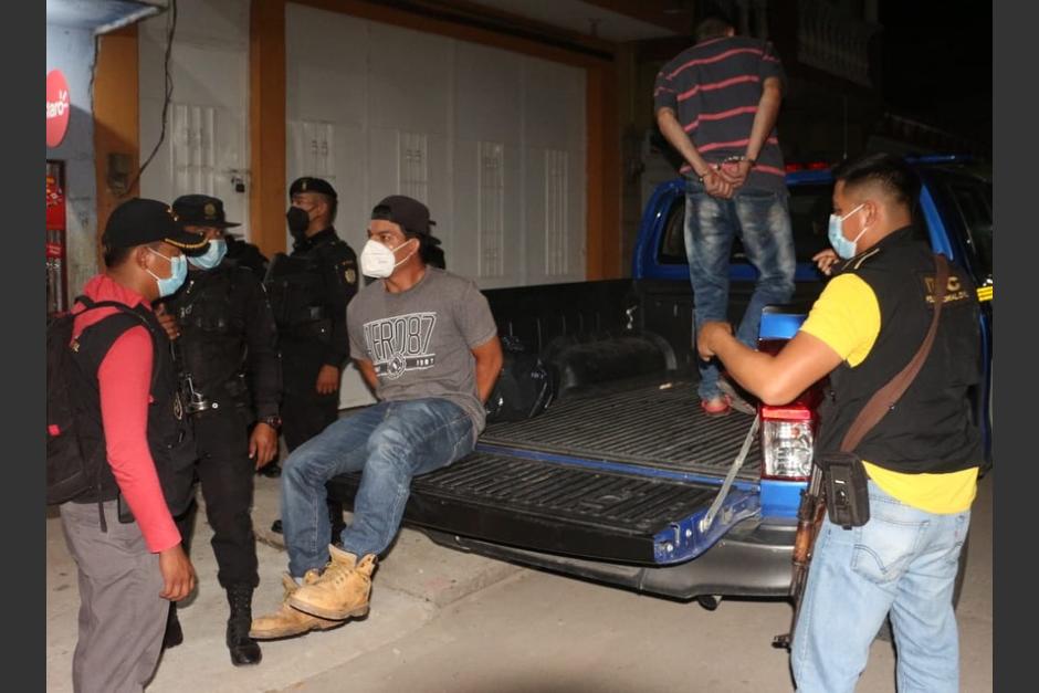 Una mujer y tres hombres fueron aprehendidos en un negocio donde prostituían a 10 mujeres y una adolescente. (Foto: PNC)